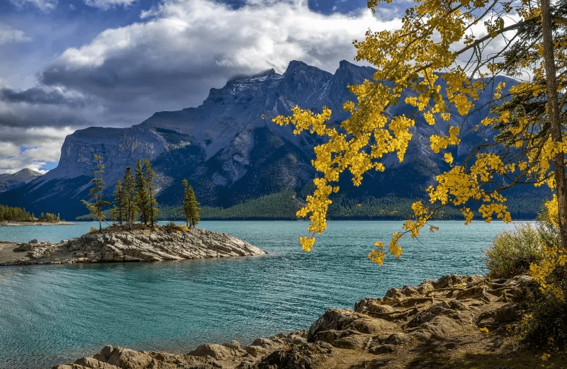 Best Time to Visit Banff: Seasons, Lakes & Adventures